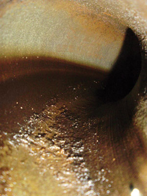 A dirty oil pipeline (sludge and corrosion in the return line) A dirty oil pipeline (sludge and corrosion in the return line)