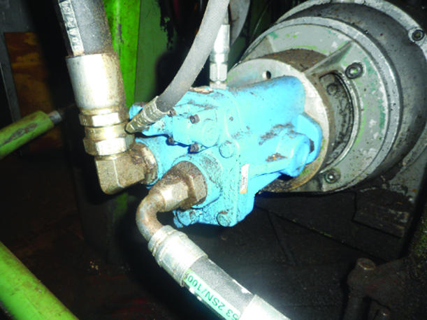 An arrow on the gear pump’s housing indicates the direction of rotation.