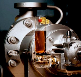 View and maintain the level of oil in your equipment with the Esco LeveLock. The 3-D Viewport allows for immediate visual indication of lubricant level and when the lubrication falls below the desired oil level, the reserve reservoir bottle on top self-levels, refilling the reservoir to its appropriate level